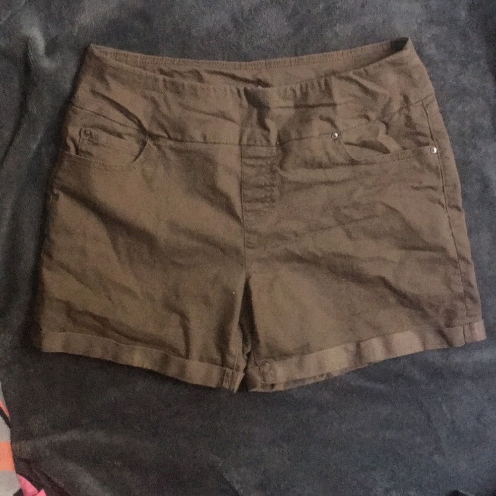 Tan cargo shorts, high rise